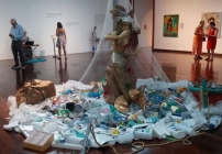 noticia 'A Sereia e o Grito dos Oceanos' pode ser visitada na exposição ' Ser Mulher: um Percurso de Papéis', de Carla Carvalhosa, no Centro Cultural Correios RJ