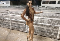 noticia Ex Vice Miss Bumbum Raissa Barbosa chega atrasada para ensaio técnico no sambódromo de SP e pula a grade de proteção com ajuda de folião