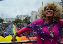 noticia É babado! Parada LGBTI reúne milhares de pessoas na orla de Copacabana