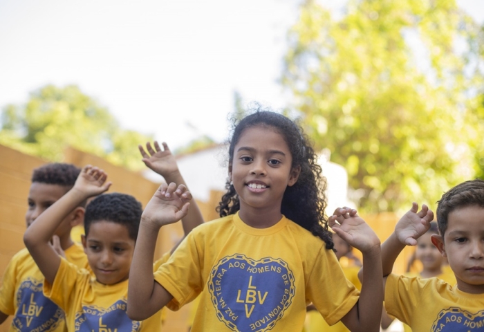 noticia As crianças e a Mãe de Jesus