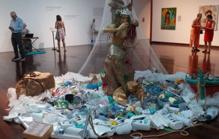 noticia 'A Sereia e o Grito dos Oceanos' pode ser visitada na exposição ' Ser Mulher: um Percurso de Papéis', de Carla Carvalhosa, no Centro Cultural Correios RJ