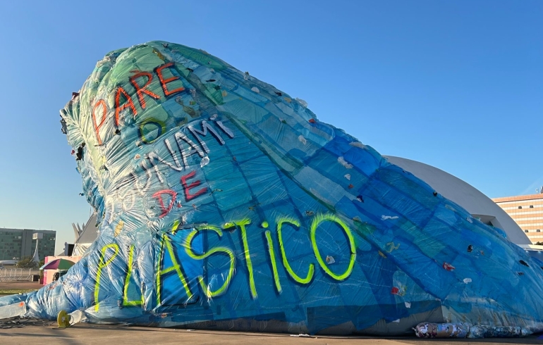 noticia Instalação imersiva “O Tsunami de Plástico” avança sobre Brasília