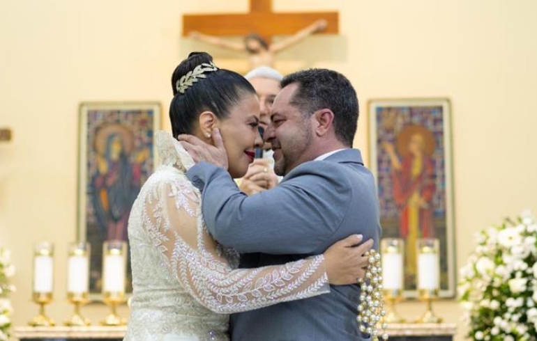 noticia Renata Carvalho e Gilberto Cabett selam aliança em cerimônia religiosa 