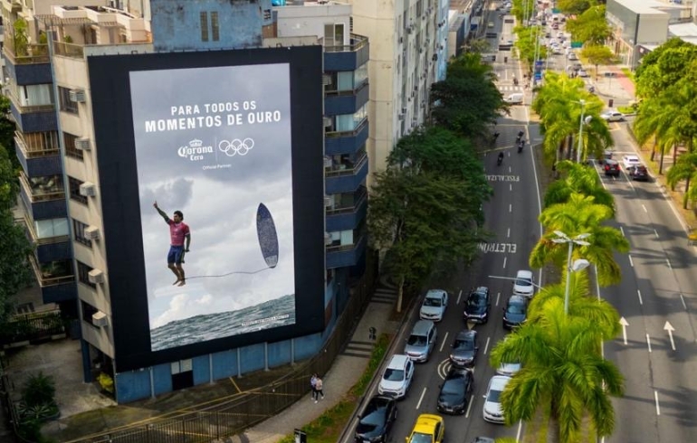 noticia Foto de Medina vira painel gigante no Brasil