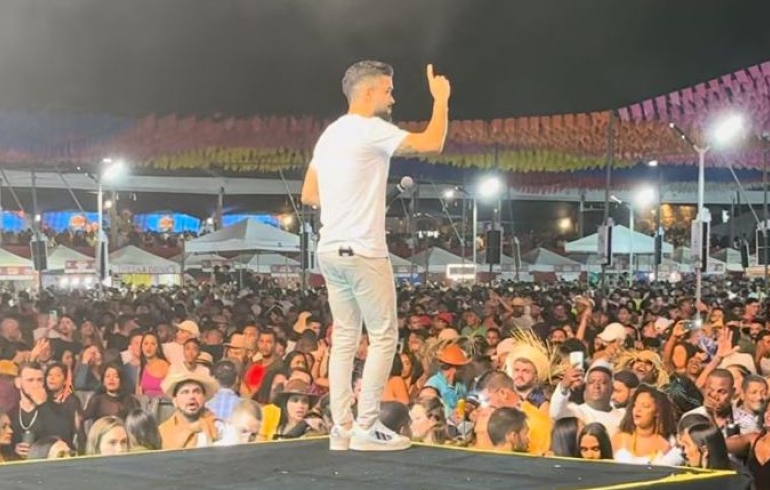 noticia No São João de Santo Antônio de Jesus, Lucas Queiroz agita  o público presente na festa