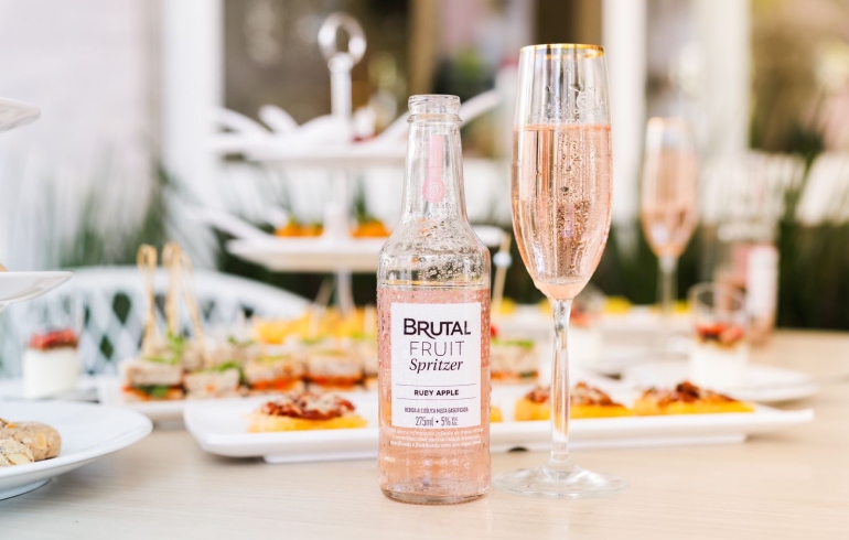 noticia Brutal Fruit Spritzer oficializa estreia da marca no mercado de bebidas brasileiro com filme estrelado por Kelly Rowland