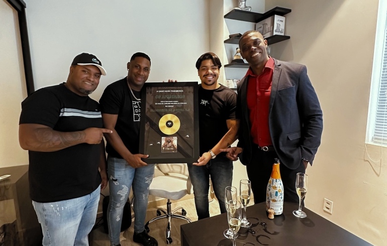 noticia Banda Os Africanos comemora a marca de mais de dois milhões streams do single, 