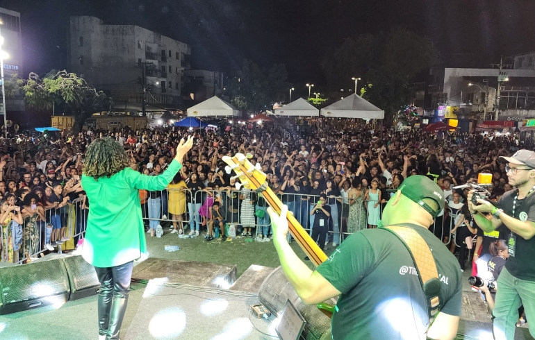 noticia Tirza Almeida canta para mais de 10 mil durante evento “Mergulhados na Praça”, em Salvador