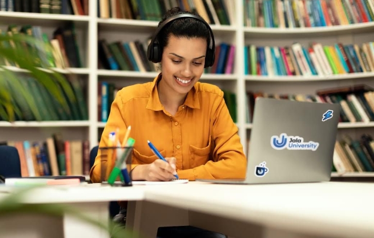 noticia Universidade oferece bolsas de estudo para curso na área de Tecnologia