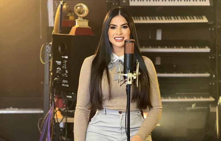 noticia Cantora Andressa Aguiar inicia seu ministério lançando covers de canções que marcaram sua história