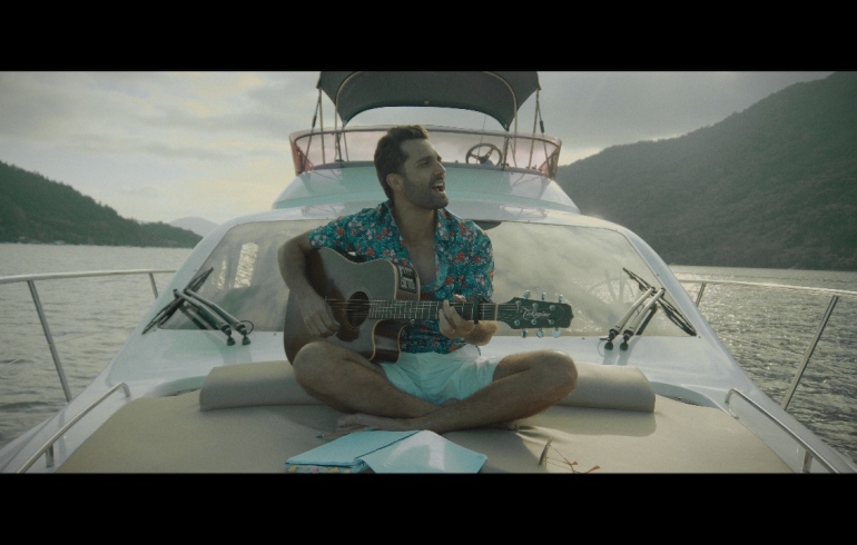 noticia Flávio Otoni canta e mostra o mar de Ubatuba em novo clipe inclusivo