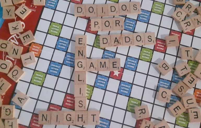 noticia Pratique Inglês jogando: O Clube de jogos Doidos por Dados traz de volta à casa o English Game Night