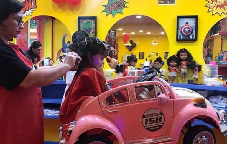 noticia Centro de estética infantil prepara pipoca, suco e videogame para crianças na hora do corte