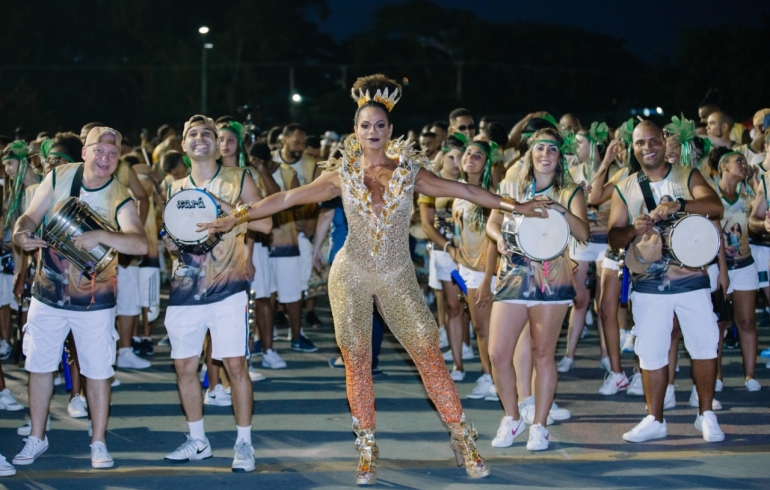 noticia Savia David esquenta a noite do Anhembi com homenagem o Deus do Sol