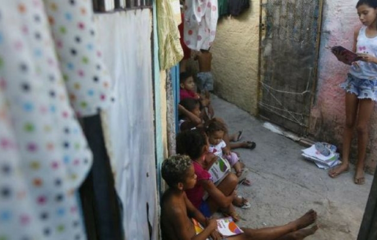 noticia Menina de 11 anos transforma becos de comunidade em sala de aula para crianças 