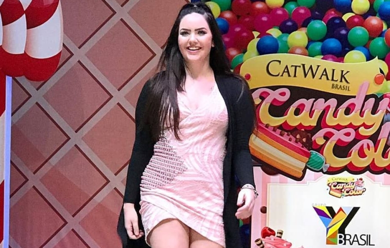 noticia Cantora Mariana Pinotti agita desfile de moda no Shopping Boa Vista em SP