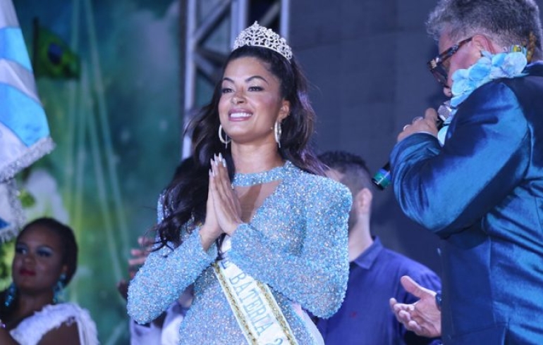 noticia Aline Riscado é coroada rainha de bateria da escola de Noel