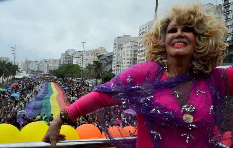 noticia É babado! Parada LGBTI reúne milhares de pessoas na orla de Copacabana