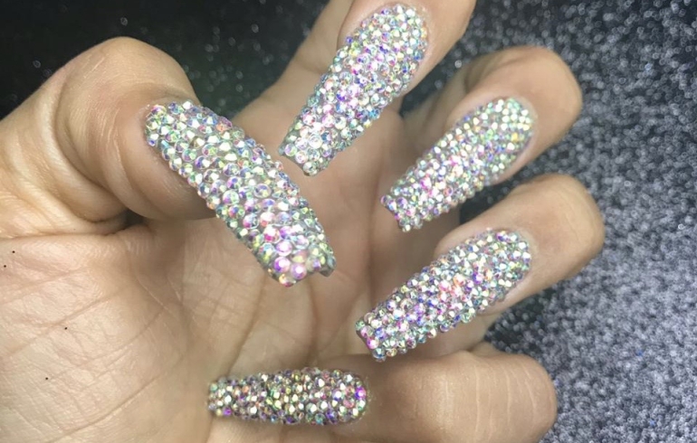 noticia  Márcia Câmara cria conceito unhas jóias com mais 2100 swarovski