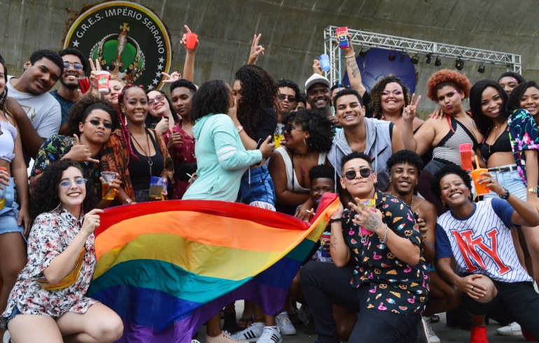 noticia Muita cor e brilho, Pré-Parada LGBT de Madureira lota palco do samba