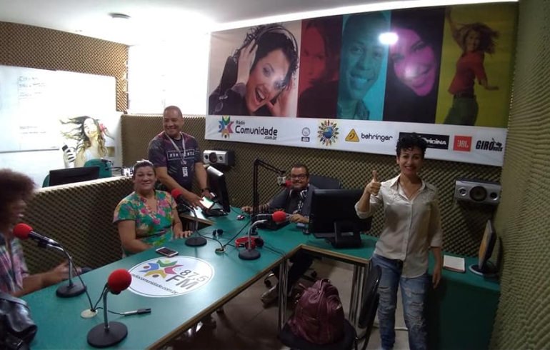 noticia Atriz e cantora Biah Carfig é entrevistada na rádio Comunidade FM São Paulo