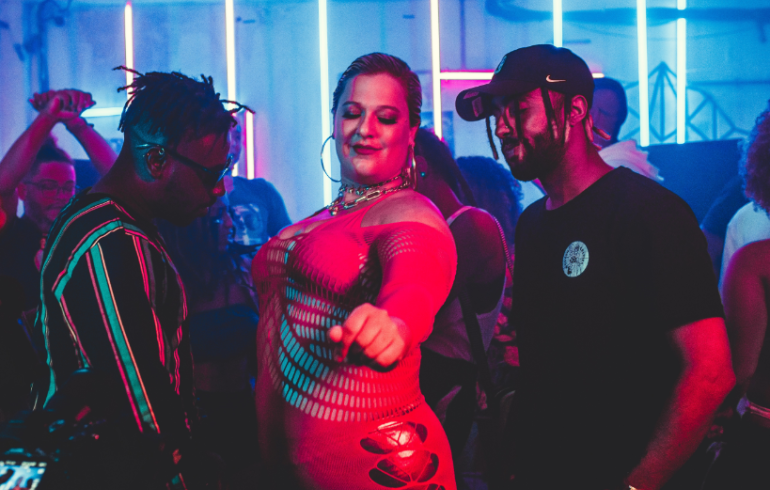 noticia Alice Caymmi lança clipe com Àttooxxá de estética pop e inspiração em Cicciolina