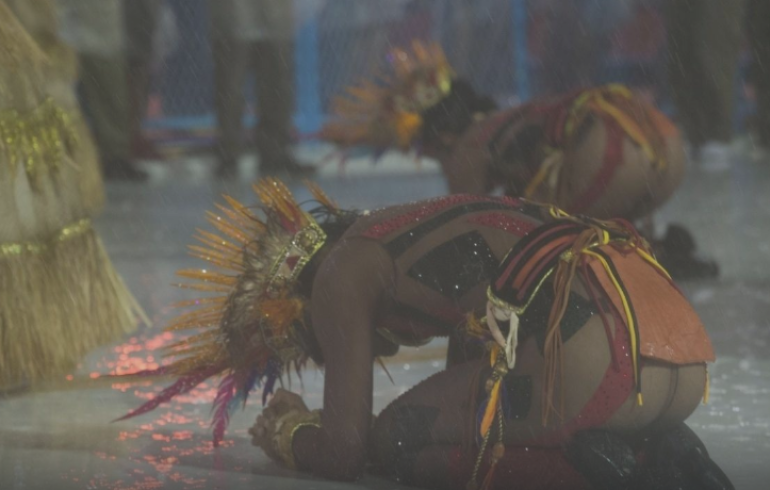 noticia Chuva atrapalha os desfile das escolas campeãs do Grupo Especial do Rio