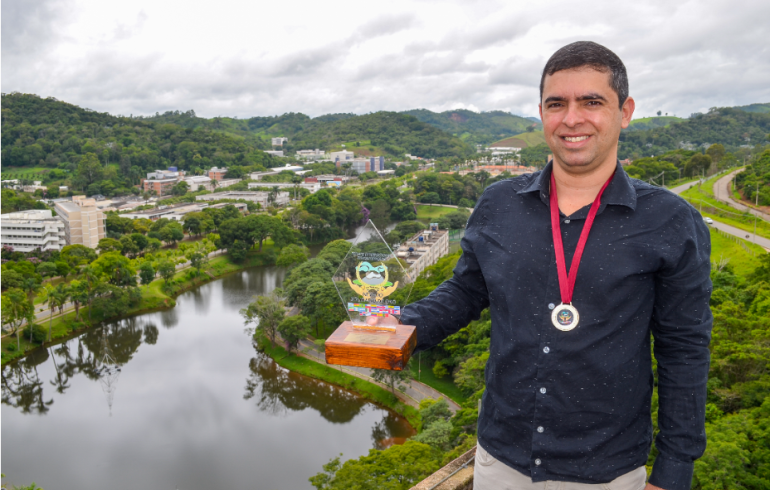 noticia Escritor/poeta brasileiro Thiago Winner está nas Semifinais do Evento “Mili Dueli” e está concorrendo entre os melhores poetas do mundo