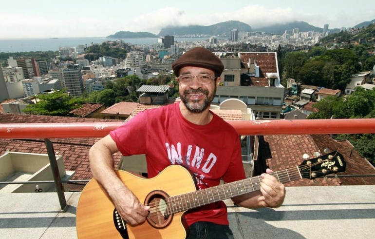 noticia O cantor e compositor Amarildo Silva fala sobre sua trajetória musical e seu amor pelas cidades mineiras, e em especial, sobre o álbum Mariana, em homenagem à cidade após a tragédia 