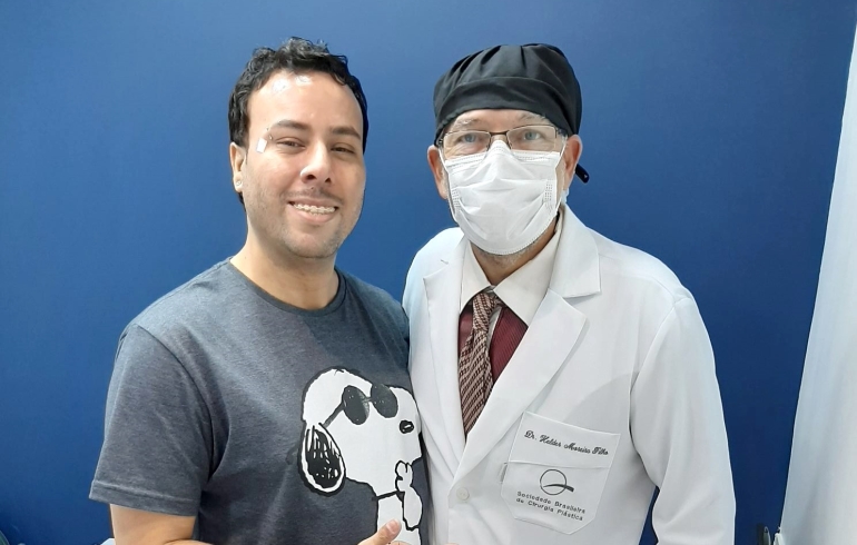 noticia Jornalista Anderson Lopes remove sinais e verrugas da face com Dr. Helder Moreira Filho