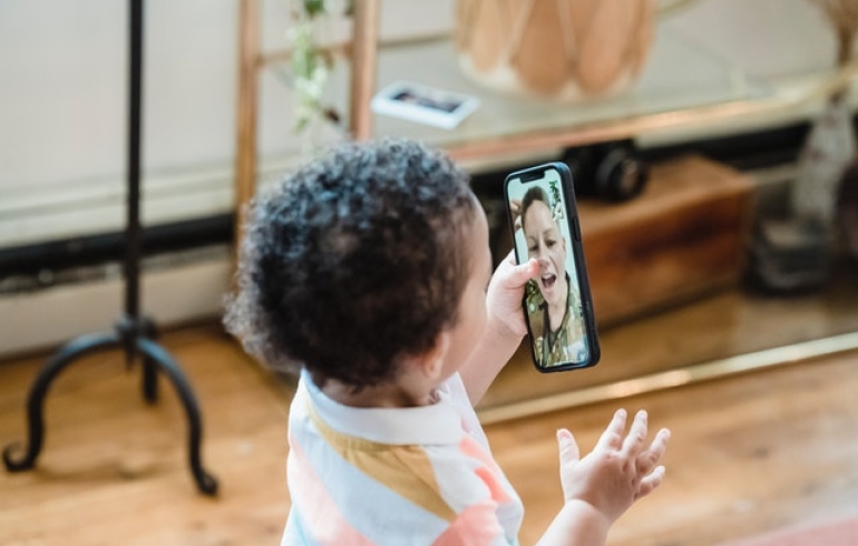 noticia A partir de quantos anos uma criança pode ter um celular?