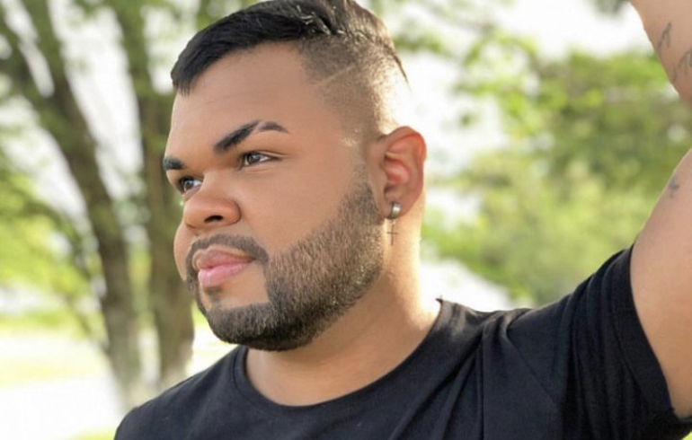 noticia Conheça o cantor e compositor “Allamberg” dono do hit “MIKAELLY”