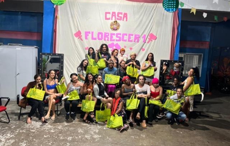 noticia Inoar Cosméticos entrega de doações da Campanha do Agasalho à Casa Florescer