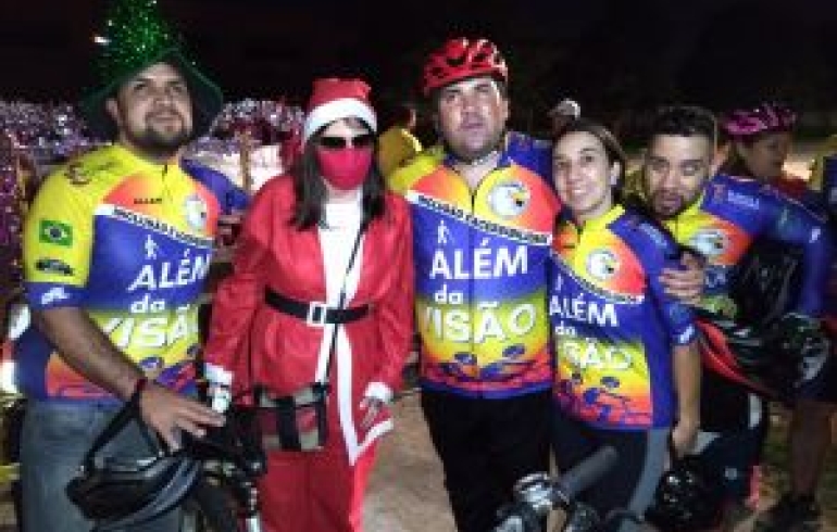 noticia Papai Noel de bicicleta levando o presente da inclusão