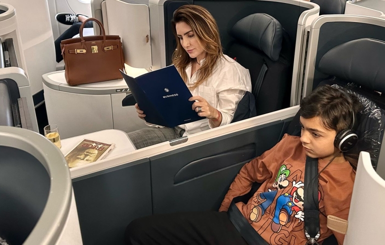 noticia Jaqueline Maia a convite da Air France apresenta a Business Class em voo a Paris