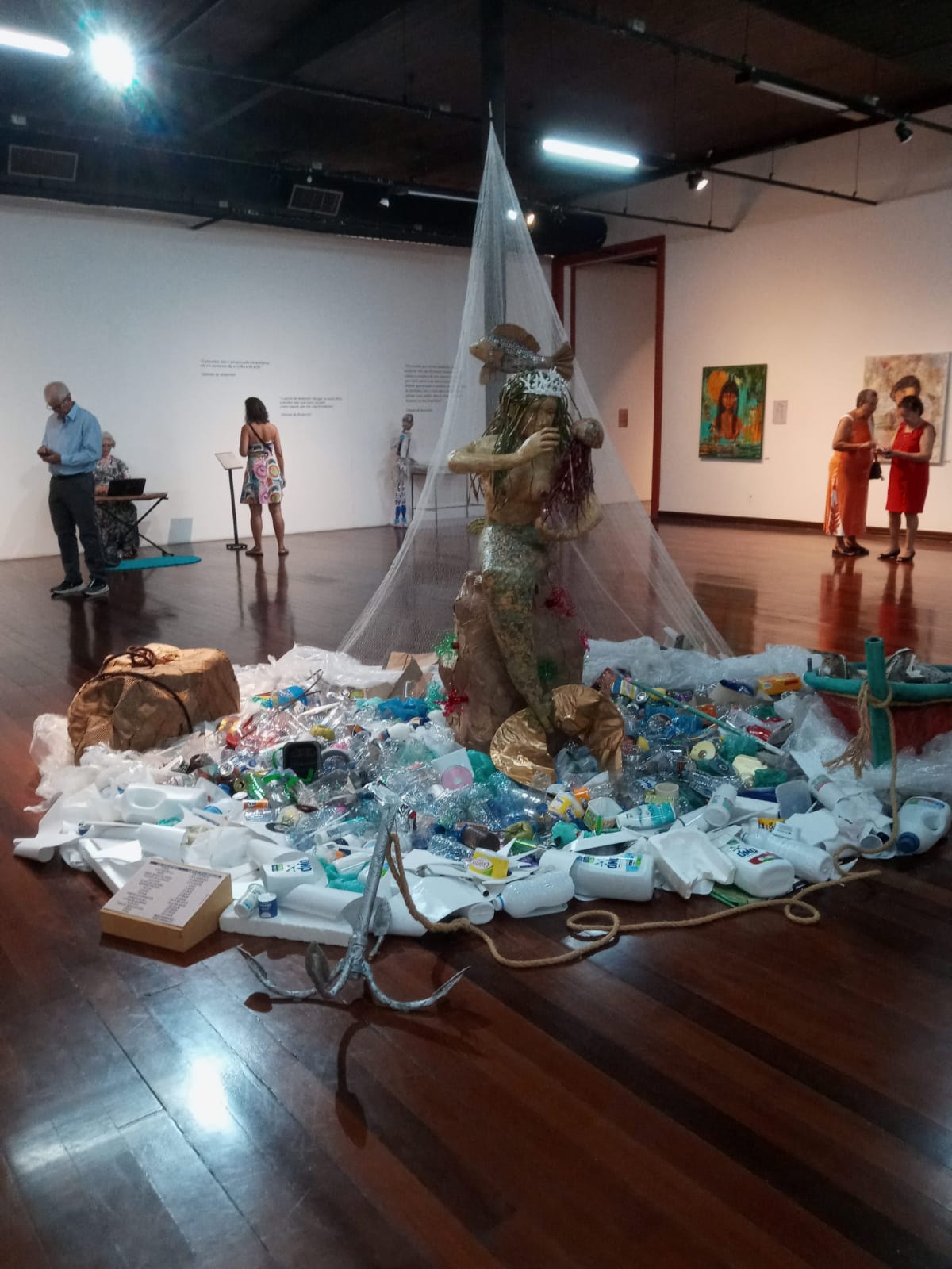 noticia 'A Sereia e o Grito dos Oceanos' pode ser visitada na exposição ' Ser Mulher: um Percurso de Papéis', de Carla Carvalhosa, no Centro Cultural Correios RJ