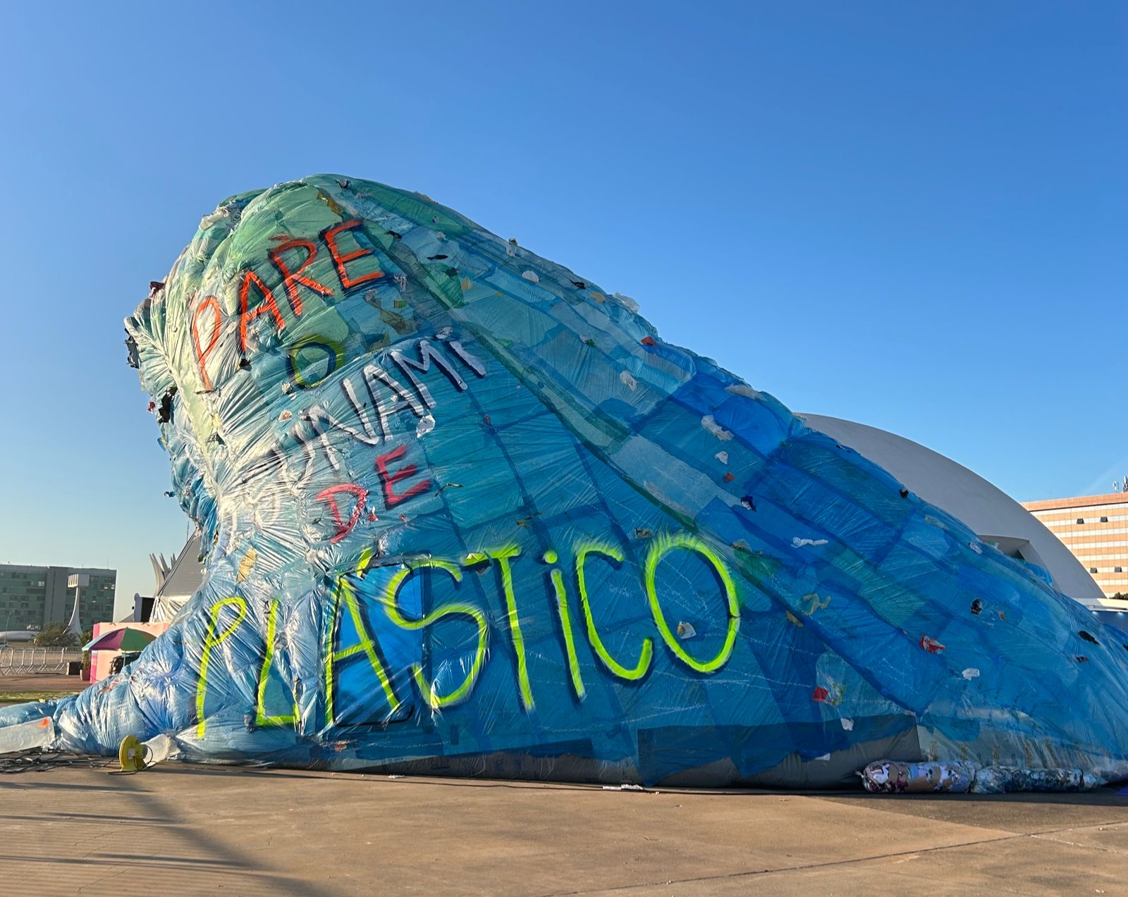 noticia Instalação imersiva “O Tsunami de Plástico” avança sobre Brasília