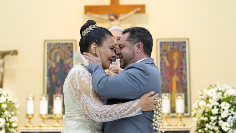 noticia Renata Carvalho e Gilberto Cabett selam aliança em cerimônia religiosa 