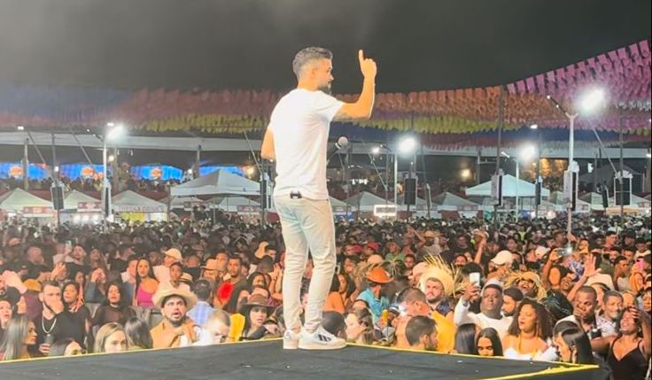 noticia No São João de Santo Antônio de Jesus, Lucas Queiroz agita  o público presente na festa