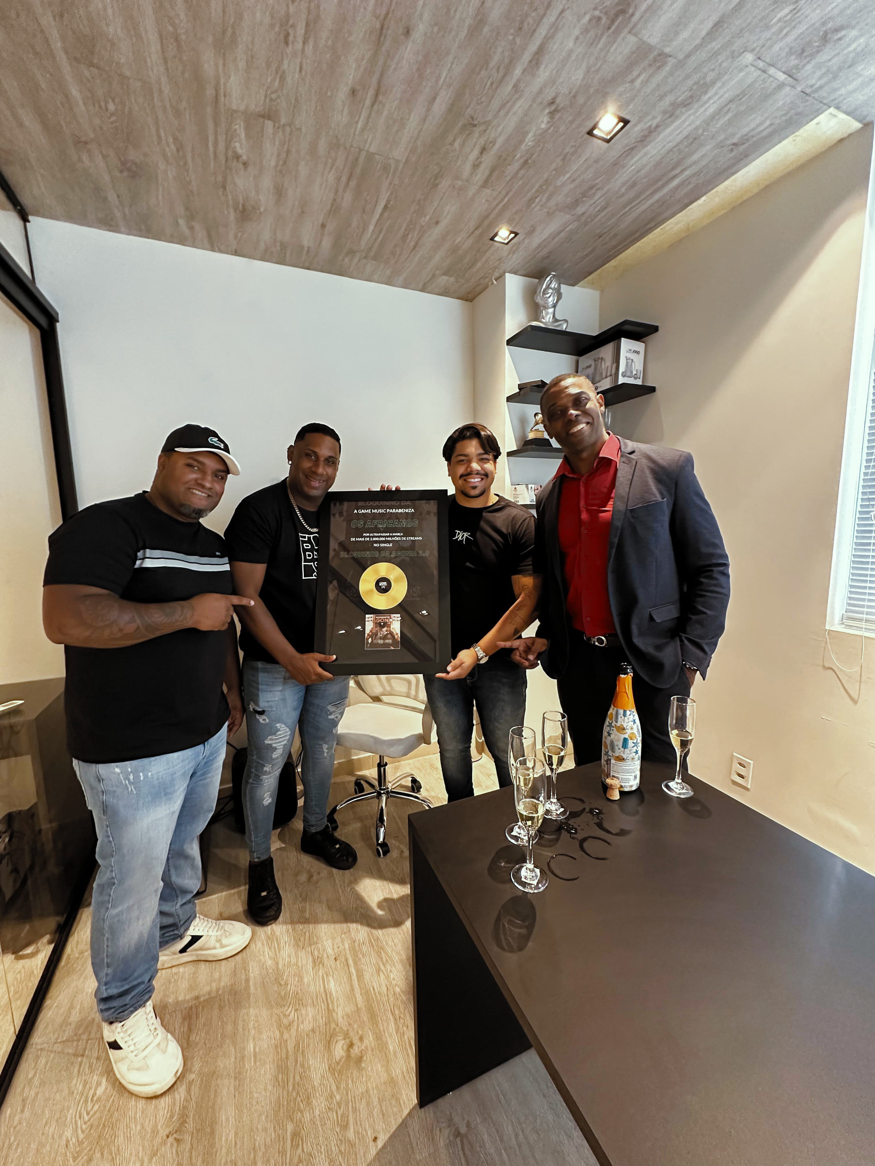 noticia Banda Os Africanos comemora a marca de mais de dois milhões streams do single, 