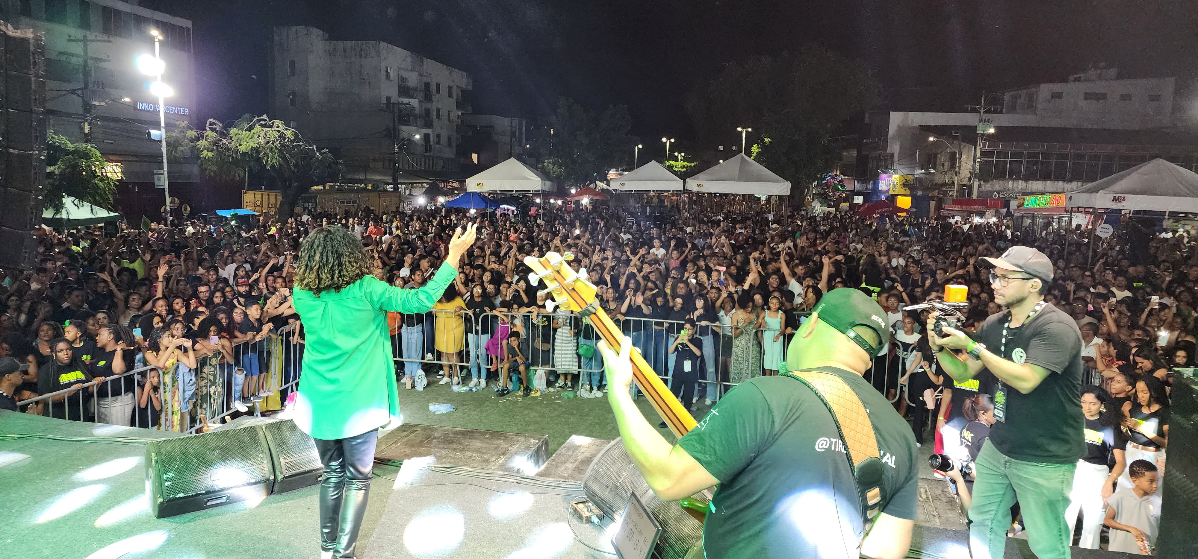 noticia Tirza Almeida canta para mais de 10 mil durante evento “Mergulhados na Praça”, em Salvador