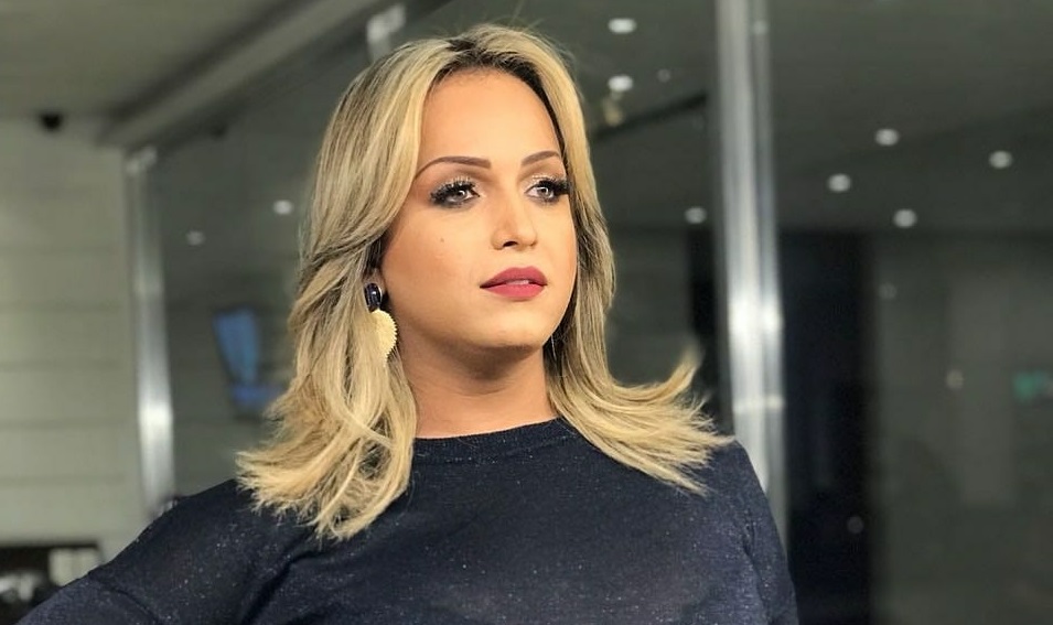 noticia Lisa Gomes, a primeira repórter Trans do Brasil, pode deixar o TV Fama da Rede TV para participar do reality A Fazenda 2018 na Record TV