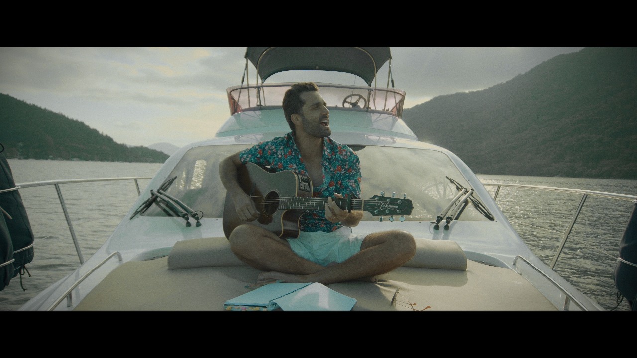 noticia Flávio Otoni canta e mostra o mar de Ubatuba em novo clipe inclusivo