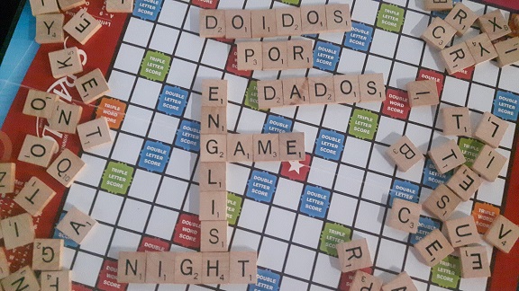 noticia Pratique Inglês jogando: O Clube de jogos Doidos por Dados traz de volta à casa o English Game Night