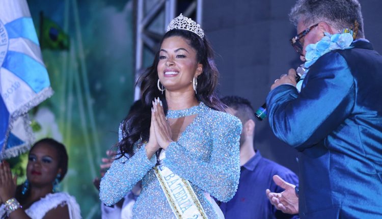 noticia Aline Riscado é coroada rainha de bateria da escola de Noel