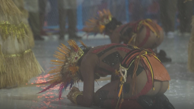 noticia Chuva atrapalha os desfile das escolas campeãs do Grupo Especial do Rio