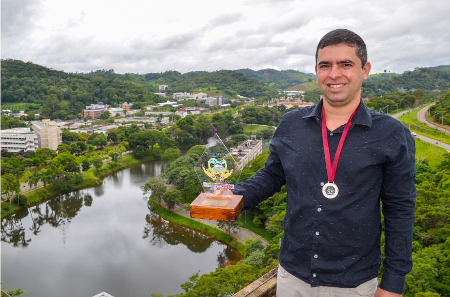 noticia Escritor/poeta brasileiro Thiago Winner está nas Semifinais do Evento “Mili Dueli” e está concorrendo entre os melhores poetas do mundo